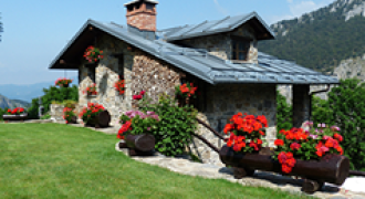 Whispering Pines Estate in Hills
